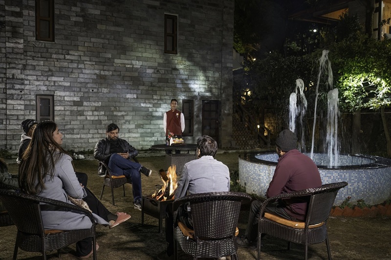 Premium coffee and freshly prepared snacks served at the Ojaswi Cafe, the best spot for a quick bite in Mukteshwar.